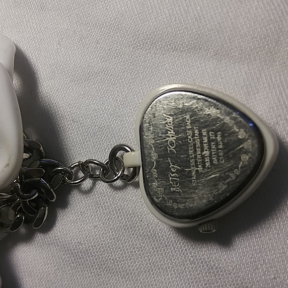 Betsy Johnson White Acrylic Hearts Watch Silver Tone Chain Mod Boho - Picture 3 of 4